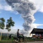 インドネシア火山から何千人もの人々の移転爆発