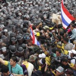 野党活動家の何千もの財務省や省の建物を占拠し、タイの首都バンコクのインフレなど