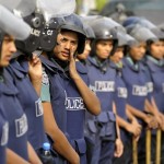 彼らの労働者に万人の行進をくじくために日曜日にダッカの野党は、警察の制服を着ていた武装していた