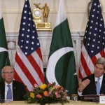 首相サルタージアジズ米国国務長官ジョン·ケリーとパキスタンの国家安全保障と外交顧問