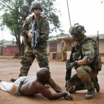 中央アフリカ共和国の武装解除のキリスト教民兵は、国際平和部隊に関連して検索処理を収容するために家を始めました