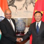 中国国家カウンセラーヤンJiechiとインドの国家安全保障顧問シヴシャンカール·メノンは、互いに握手