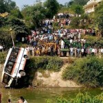 少なくとも23人が死亡湖ダムでのヒマーチャル·プラデーシュ州バス事故のインドの状態で、