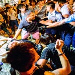 香港の抗議者が警察と衝突