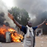 ブルキナファソ暴徒のアフリカの国では議会に火を