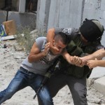 イスラエル軍の弾圧、逮捕12人のパレスチナ人