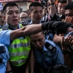 香港の警察とデモ隊の衝突