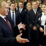 サンクトペテルブルクの大学生におけるロシアのプーチン大統領を話すスタッフ