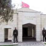 トルコ軍は、神社で掲揚アレッポトルコフラグの領域の制御外に配備されました