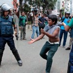 バングラデシュ警察や緊急行動部隊の担当者は、特に子供たちを対象としている