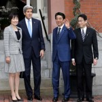 日本の安倍晋三首相と米国務長官ジョン·ケリーの自宅ディナーに出席しながら、