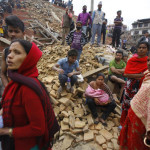 余震が続くネパールで2500人が死亡、からローズ