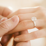 ダイヤモンドの婚約指輪を与えるの伝統がどのようにして始めたのですか？