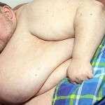 英国で最も肥満の人は33歳で死ぬ。カール·トンプソンは、約412キロの重量を量るた