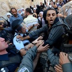 金曜礼拝後のモスクからの崇拝者に対するイスラエル軍と警察は、何千人もの人々は、キブラの外に抗議しました