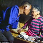 彼の母親の存在下に彼女の歯を調理する48歳の陳Xinyin。