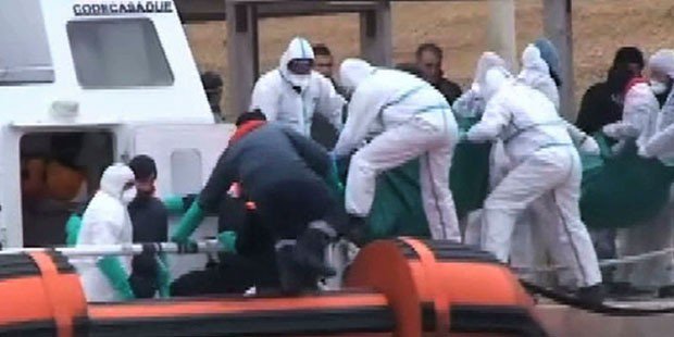 移民船は、リビア沖で沈み、少なくとも7を殺します