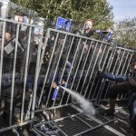 難民危機：ハンガリーは催涙ガスを使用して、国境で移民の水大砲