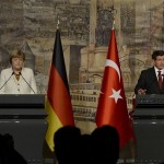 イスタンブールで会った間、ドイツのメルケル首相とトルコ首相アフメト・ダウトオール