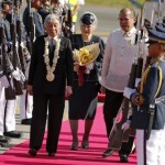 国王夫妻は、フィリピンの大統領に敬礼をしました