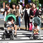 日本の出生率の低い、人口はダウンほぼ100万