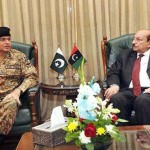 首席大臣サイードQaimアリ・シャーはカラチ隊司令官中将Naveedムフタールの家に会いました