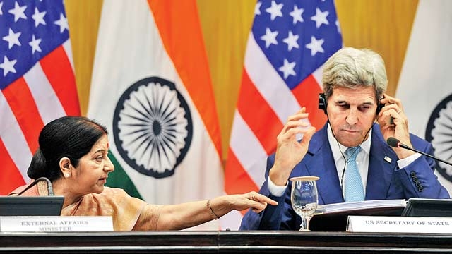 米国務長官のジョン・ケリーとインドの外務大臣スシュマ・スワラージ