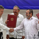コロンビアの大統領フアン・マヌエル・サントス（L）とTimoleonヒメネス（R）、FARCの反政府勢力の頭