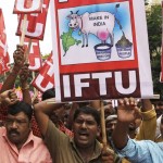 以上15万ルピーの労働者は、インド政府の政策に抗議します