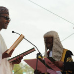 裁判官写真の宣誓を取っナイジェリア大統領ムハンマド・ブハリファイル