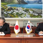 韓国駐留日本国長嶺泰正大使と漢民国防長官が署名した