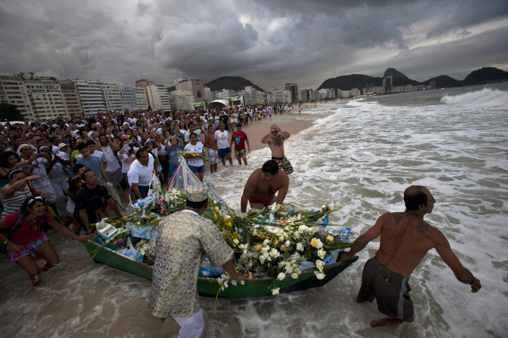リオデジャネイロの海岸に住むブラジル人も白い花と贈り物を提供しています