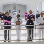バラク・オバマ米大統領と安倍晋三首相は、第二次世界大戦で殺害された人々の記念碑に花輪を捧げた