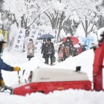 青森県と山形県のいくつかの地域では、ほぼ2メートルの雪が降っています