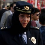 トルコ軍は女性役人の禁止を解除するHeadscarvesを着用する