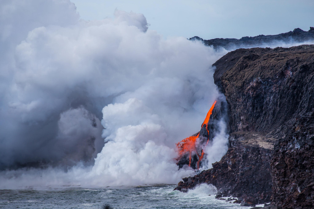 流れる州の溶岩火山国立公園を見るための米国州ハワイ州の地点