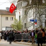 スイスのトルコ領事館で何十人もの人々の襲撃