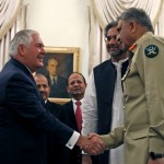 パキスタンのシャヒード・カハン・アッバシ首相、陸軍参謀総長、カマルバジワ米国務長官、レックス・ティルソン外相