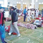 エジプトの北部のシナイ半島の厄介な地域にあるモスクの砲撃と235人がテロリストの射撃によって殺害された