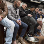 2人のイスラム教徒を含む12人の刑務所の受刑者の足を洗ってキスしている