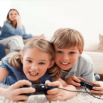 子供たちの日常のビデオゲームをすることは、教育の分野で彼らを助ける力と記憶に良い影響を与えます。