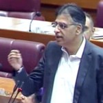 財務大臣Asad Umar Miniy予算を議会に提出する