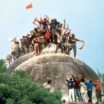1992年12月6日、Ayodhyaで、ヒンドゥー教の敵はBabri Masjidを殺した