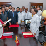 スリランカの大統領Maithripala Sirisenaは、新首相Mahinda Rajapaksaを選んだ