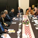 先月、IMF代表団はパキスタンの財務大臣Asad Umarとそのメンバーに救済策について話し合った。
