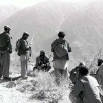 1989年2月15日、アフガニスタン市民が旧ソ連の兵士たちを見ていた。
