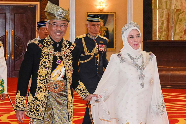 マレーシアの新しい王スルタンアブドゥラと彼の女王、トゥンクアジザアミナマイムナ