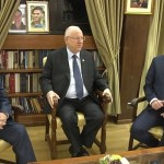 イスラエルのベンジャミン・ネタニヤフ首相と彼の政治的ライバルのベニー・ガンツとイスラエル大統領のルーベン・リブリン