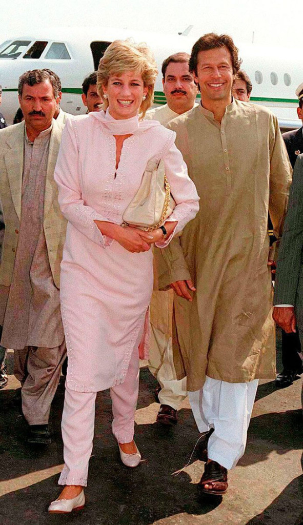 1996年2月21日、プリンセスオブウェールズレディダイアナは、現在の首相イムランカーンの純粋な私的訪問に対する厳soleな招待で3日間の訪問のためにパキスタンに来ました。
