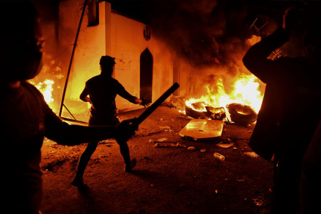 怒った人々がナジャフの南部の都市にあるイラン領事館に火を放った